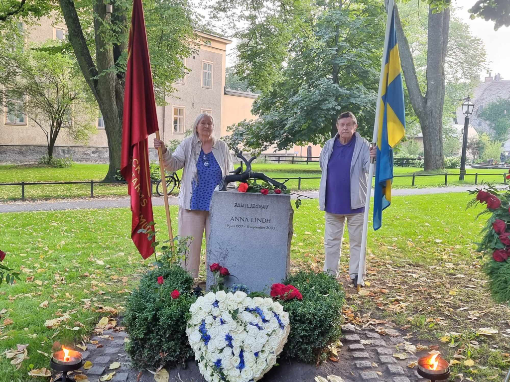 Fanvakterna tjänstgjorde vid Anna Lindhs grav till 19:22&nbsp;ikväll